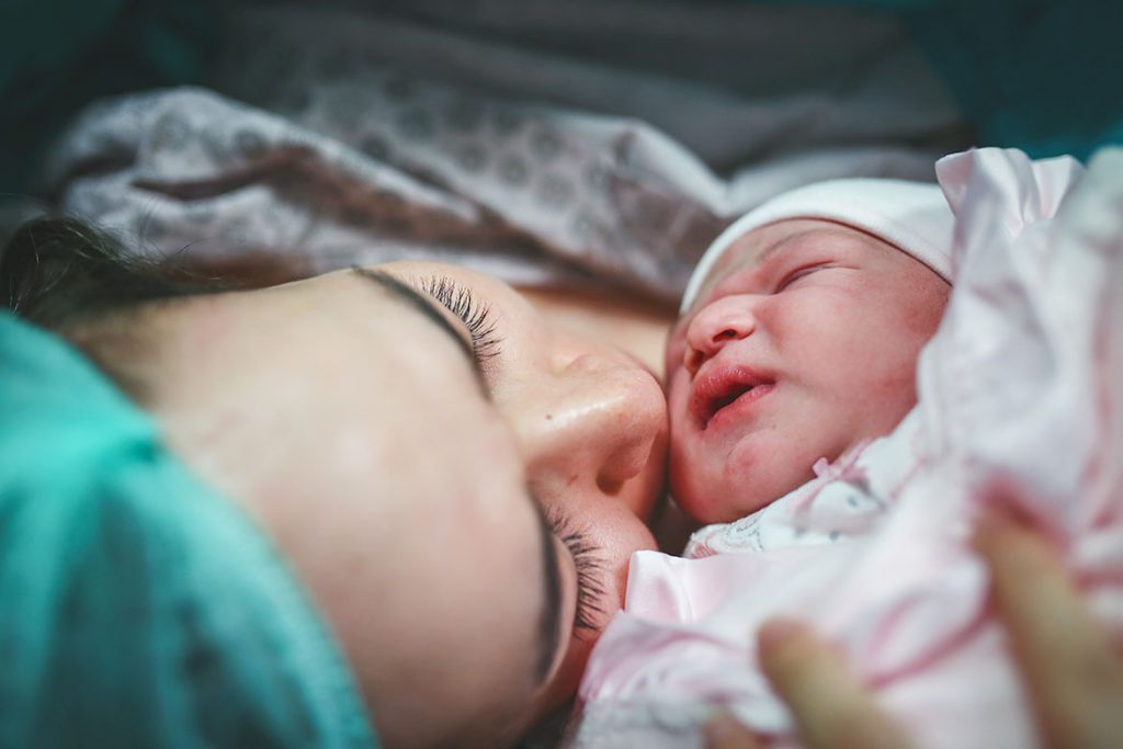 Güneş Bebek ve Annenin İlk Bakışı Fotorafci.com / Trabzon – Zehra Şılbır | Profesyonel Fotoğrafçı Hizmetleri