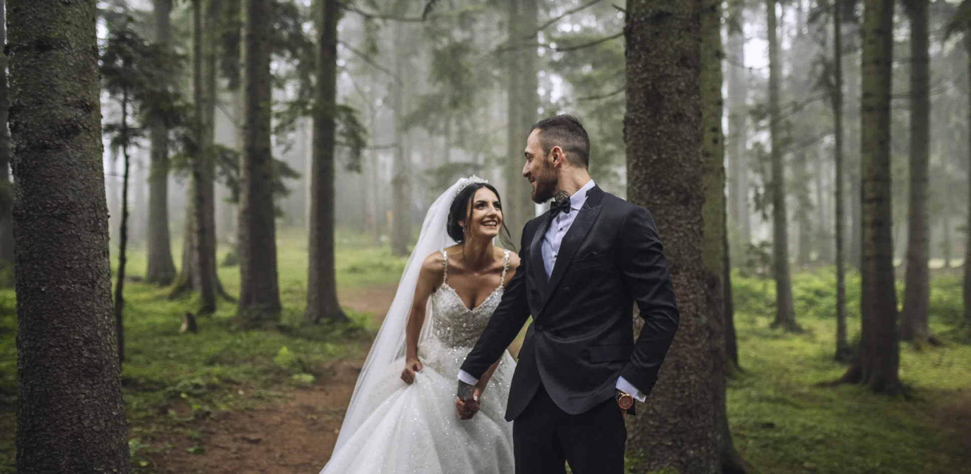 Trabzon Fotoğrafçı ile Hazal ve Sefa'nın Eşsiz Dış Çekim Hikayesi Fotorafci.com / Trabzon – Zehra Şılbır | Profesyonel Fotoğrafçı Hizmetleri Trabzon fotoğrafçı eşliğinde dış çekim yapan Hazal ve Sefa el ele yürüyor.